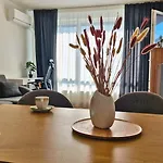 Chic, Sunny And Cozy One Bedroom Bliss Daire *