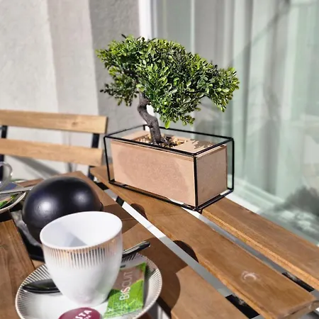 Chic, Sunny And Cozy One Bedroom Bliss 바르나