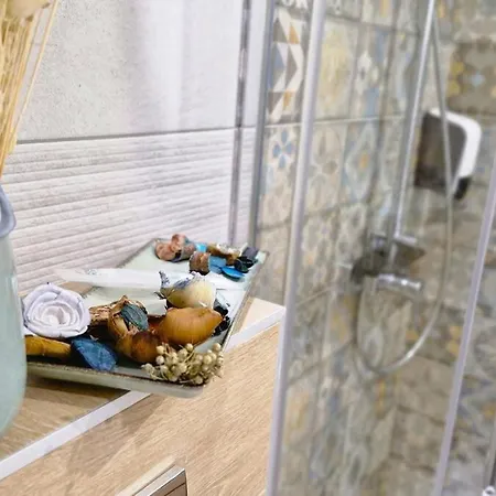 Chic, Sunny And Cozy One Bedroom Bliss Apartment *