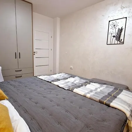 Chic, Sunny And Cozy One Bedroom Bliss Apartment *