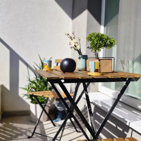 Apartment Chic, Sunny And Cozy One Bedroom Bliss