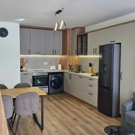 Chic, Sunny And Cozy One Bedroom Bliss Apartment *