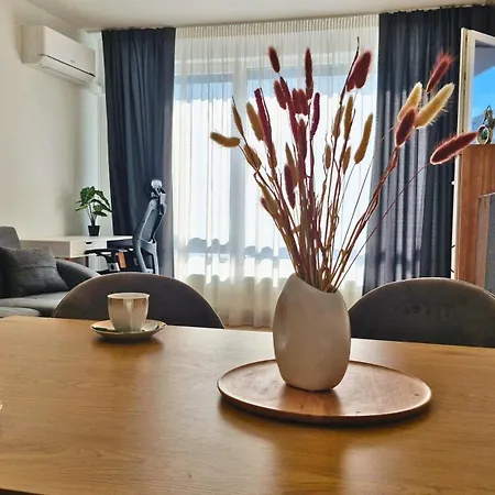 Chic, Sunny And Cozy One Bedroom Bliss Apartment *