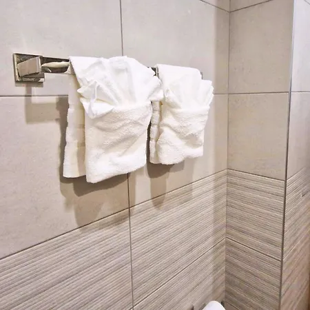 Modern With Free Parking And Balcony Appartamento