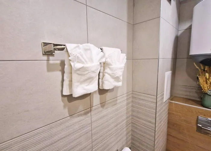 Chic, Sunny And Cozy One Bedroom Bliss *